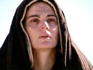 Marie au pied de la croix, dans le film La Passion du Christ Marie au pied de la croix, dans le film La Passion du Christ de Mel Gibson.