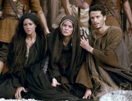 Marie au pied de la croix, dans le film La Passion du Christ