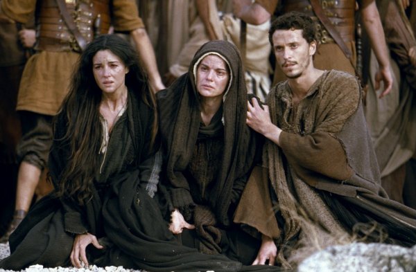 Marie au pied de la croix, dans le film La Passion du Christ