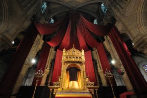 25 mars 2016: La sainte Tunique du Christ dans son reliquaire vitrine en la basilique Saint Denys d'Argenteuil. Argenteuil, 95. France.